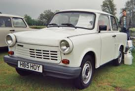 <p><strong>TRABANT 1.1</strong></p>

<p>İlk kez 1957' de üretimine başlanan Trabant, 1961' de önemli değişiklikler gördü. Bu araçta 1.1 lt'lik VW polo motoru görev yaptığı için modelin adı 1.1 oldu.</p>
