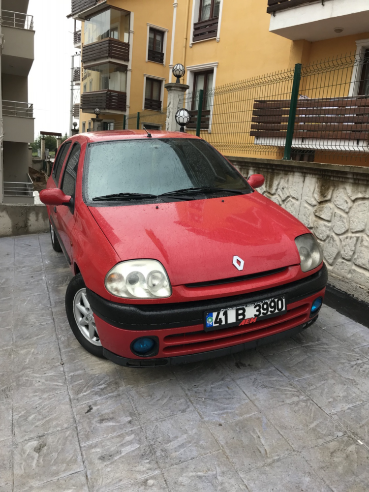 <p><strong>RENAULT CLİO</strong></p>

<p>RENAULT  clio 1990'da yollara çıktı. Şık tasarımıyla ön plana çıkan clişyo,artan iç hacmi, yeni süpansiyonları,motor seçenekleri ve diğer yetenekleriyle de geniş bir müşteri profiline hitap ediyor.</p>
