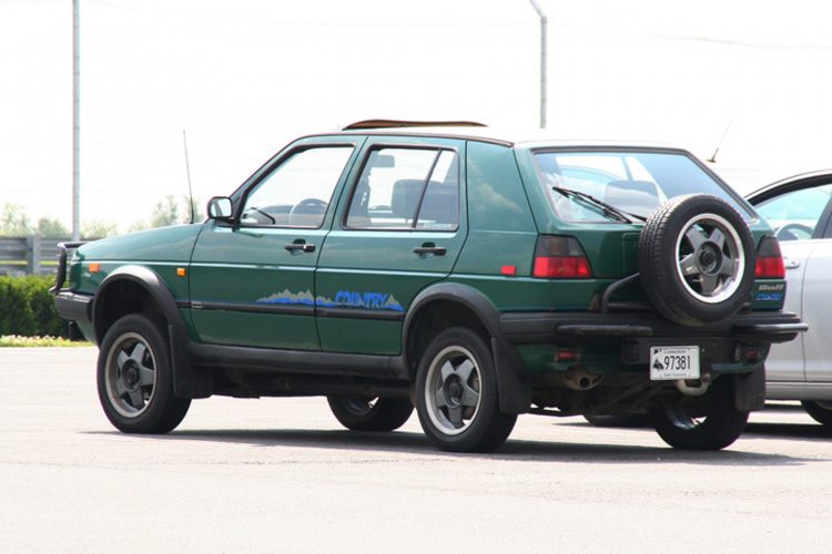 <p><strong>VW GOLF CONTRY SYNCRO</strong></p>

<p>1983'te üretimi başlayan golf II'nin 4x4 yani syncro seçeneği 1986'da üretilmeye başladı.90 HP gücünde, 4 silindirli, 1.8 lt'lik benzinli motor ve 5 ileri şanzımana sahip bu araç şuan Türkiyede yok denilecek kadar az. </p>
