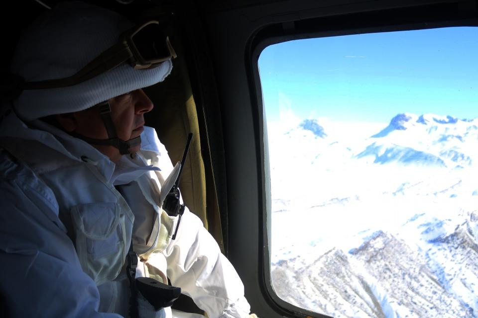 <p>Helikopterlerle bölgeye sevk edilen jandarma özel harekat ve komandolar, zorlu hava ve arazi şartlarına rağmen kararlılıkla operasyonu icra ediyor. </p>
