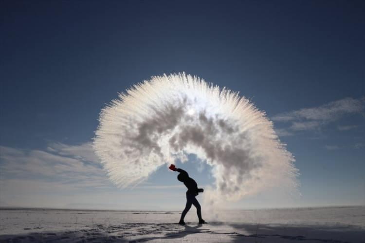 <p>Hava sıcaklığının sıfırın altında 17 dereceye düştüğü Kars'ta, hava serpilen kaynar suyun donması güzel görüntüler oluşturdu.</p>
