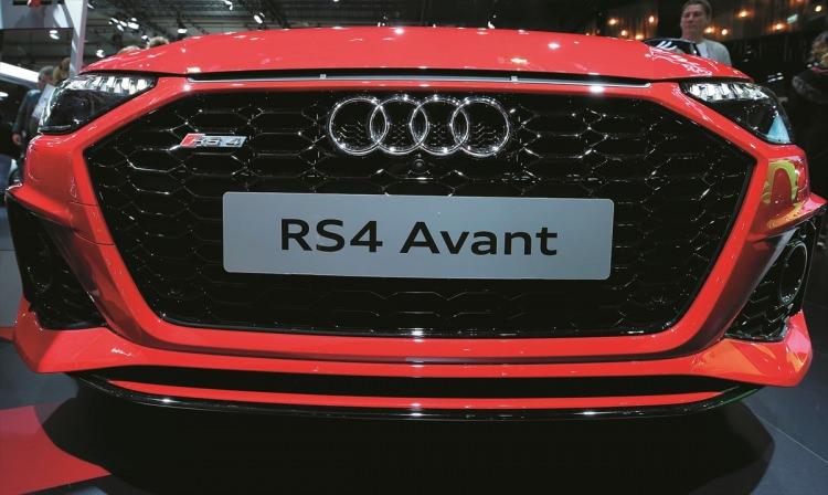 <p>Fuarda Audi`nin RS4 Avant modeli de yer aldı.<br />
</p>