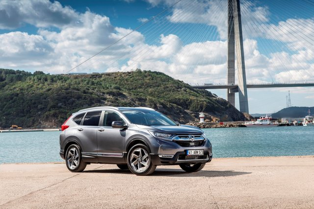 <p><strong>HONDA</strong></p>

<p>Japon üretici Honda'nın hazırladığı kampanyada,  CR-V modelinde Garanti Bankası işbirliği kapsamında Ocak ayı boyunca 100 bin TL’ye kadar kredi kullanımına yüzde 0.49 faiz oranı ile 12 ay vade sunuluyor.</p>
