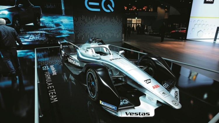 <p>Fuarda Mercedes`ın Elektrikli yarış arabası EQ modeli de yer aldı.<br />
 </p>
