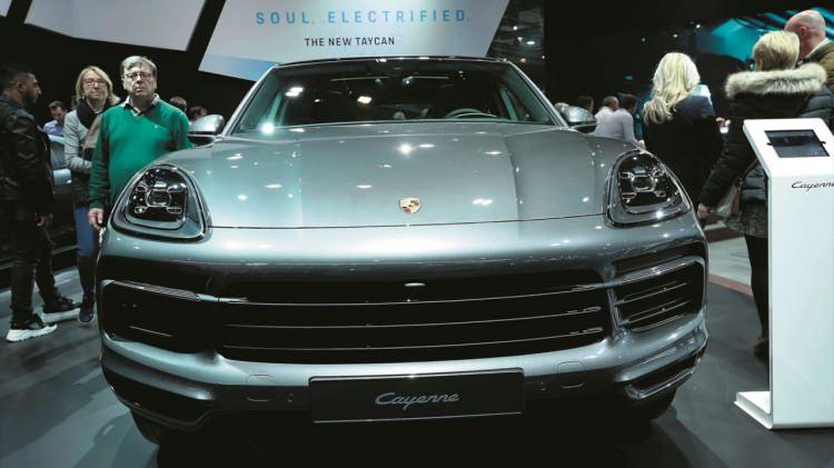 <p>Fuarda Porsche`nin Cayenne modeli de yer aldı.<br />
 </p>
