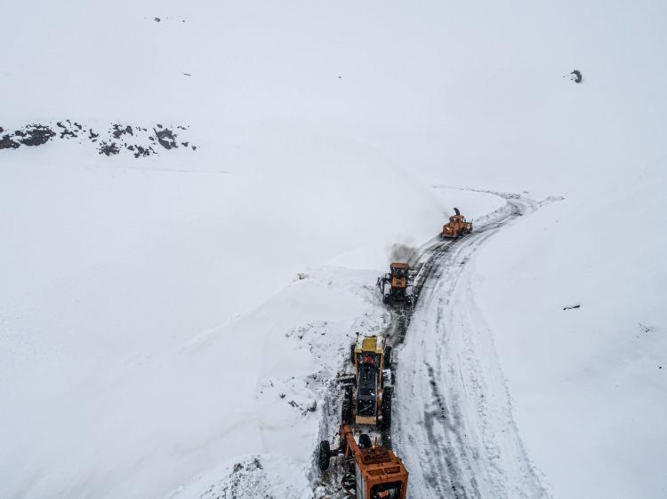 <p>"2-3 kilometre yol açıyoruz. O kadar çok yağış var ki yolu açmak için tekrar geri dönmek zorunda kalıyoruz." diyen Benek, yüksek rakımda keskin virajlarda görev yaptıklarını aktardı.</p>
