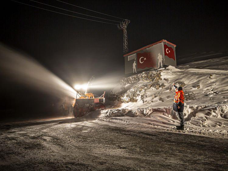 <p>Bulundukları bölgenin yüksek rakımlı ve keskin virajları olduğunu anlatan Acar, kar kalınlığının kimi yerlerde 5 metreye ulaştığını, bu nedenle karla mücadelenin aralıksız sürdüğünü kaydetti.</p>
