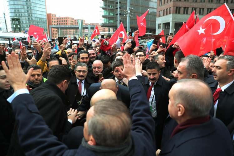 <p>Cumhurbaşkanı Recep Tayyip Erdoğan, Almanya Başbakanı Angela Merkel'in davetine icabetle, Libya konusunda gerçekleştirilecek zirveye katılmak üzere özel uçak "TC-TRK" ile TSİ 13.40'ta Almanya'nın başkenti Berlin'e geldi. Erdoğan'ı coşkulu bir kalabalık karşıladı...</p>

<p> </p>
