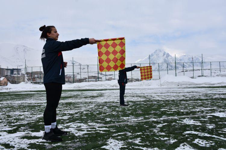 <p>Hemcinslerini hakemliğe teşvik etmek için meslekte başarılı olmaya çalıştığını aktaran Çınar, şunları kaydetti:</p>
