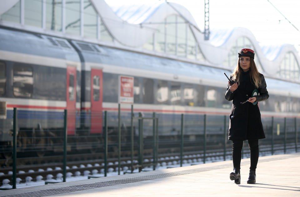 <p>Günlük 12 saat çalışma süresi içinde ilk işinin trenlerin trafiğine ve yol bilgilerine bakmak olduğunu aktaran Döngel, daha sonra peronlardaki son durum hakkında bilgi edinmek için inceleme yaptığını dile getirdi.</p>
<p> </p>