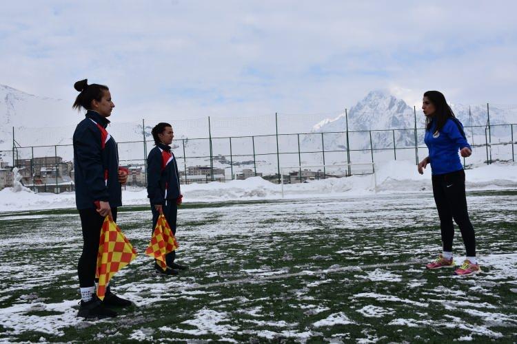 <p>- Çiftçi: "Başladığım zaman ön yargılar vardı"</p>

<p>Çınar Çiftçi, yapmaktan büyük keyif aldığı futbol hakemliğine 2015'te başladığını belirtti. </p>
