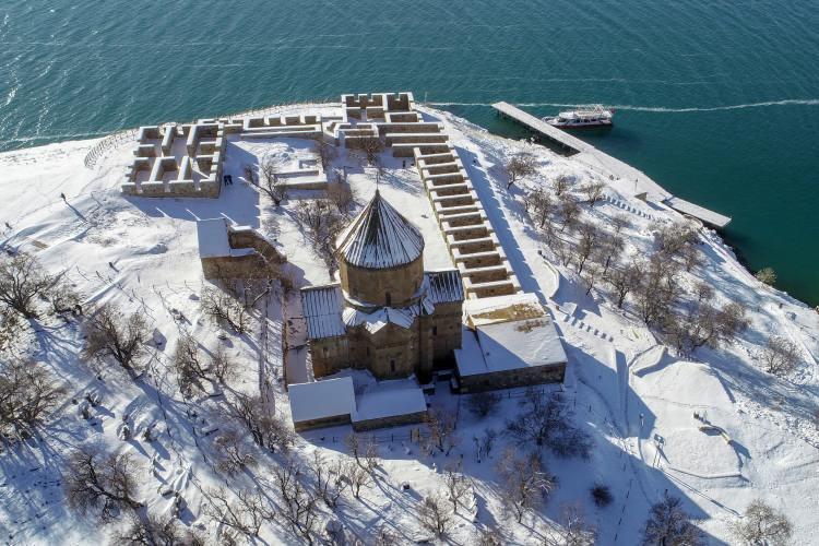 <p>Fotoğraf tutkunu Okan Öntürk de fırsat buldukça adaya gelerek eşsiz manzarayı ölümsüzleştirdiğini dile getirdi. </p>
