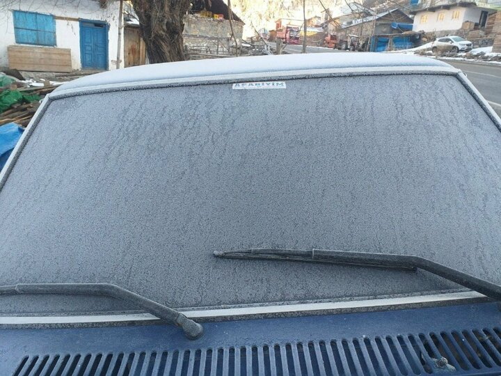 <p>Dün gecenin en düşük sıcaklığı sıfırın altında olmak üzere Göle’de 30.4, Çıldır’da 20, kent merkezinde 17, Hanak’ta 22, Damal’da 20, Posof’ta 15 derece ölçüldü.</p>
<p> </p>