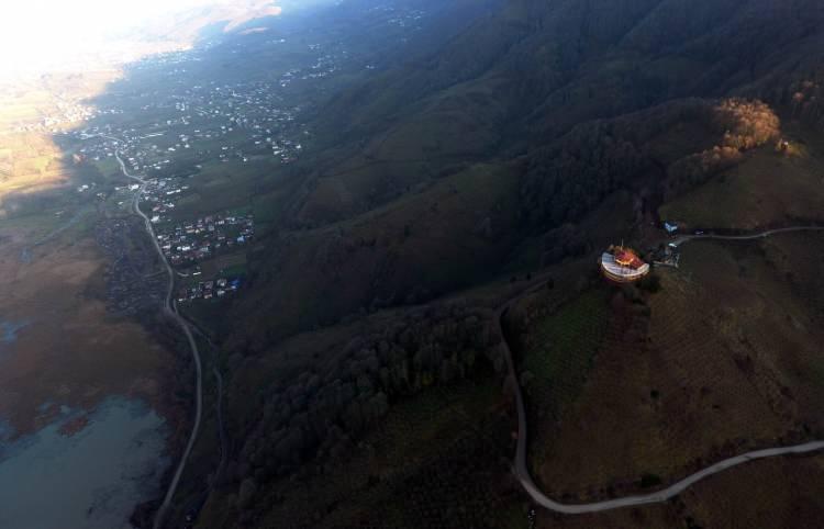 <div>"Ancak artık çok olumlu tepkiler alıyoruz. Müşterilerimiz genellikle İstanbul ve Ankara'dan geliyor. Günübirlik olarak Düzce içinden de çok sayıda müşterimiz kahvaltı ve yemek için geliyor. Burada Güzeldere Şelalesi'nin olması bizim için büyük avantaj. Oranın ziyaretçileri burada müşterilerimiz oldu. Bulunduğumuz yer, Toptepe Panorama. Düzce merkeze 15, Gölormanı köyüne 2 kilometre. Yolumuz asfalt. Efteni Kuş Cenneti ayağımızın altında." </div>
