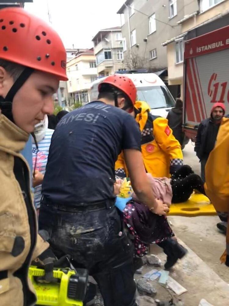 <p>Arnavutköy'de 8 metrelik kuyuya düşen çocuğu itfaiye ekipleri kurtardı. Arnavutköy'de ağabeyi ile birlikte bakkala giden 3 yaşındaki kız çocuğu, evine dönmek üzereyken bir inşaattaki kuyuya düştü. O anlar bir iş yerinin güvenlik kamerasına yansırken minik çocuğu Arnavutköy itfaiye ekipleri kurtardı. Sağlık ekiplerince ilk müdahalesi olay yerinde yapılan 3 yaşındaki çocuk daha sonra hastaneye kaldırıldığı ve durumunun iyi olduğu öğrenildi.</p>
