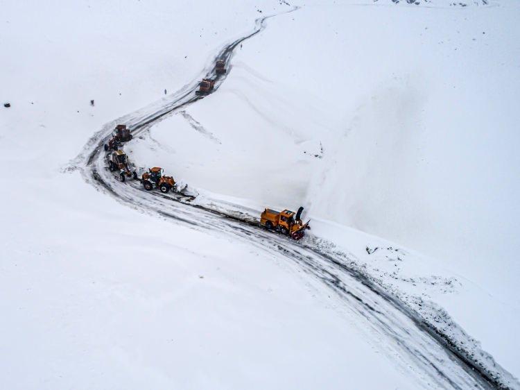 <p>"Yolu açmak için tekrar geri dönmek zorunda kalıyoruz"</p>

<p>Ekip başı Şevket Benek, AA muhabirine yaptığı açıklamada, yaz aylarında yol bakım ve onarım işinde çalıştıklarını, kış aylarında ise karla mücadele ettiklerini söyledi.</p>
