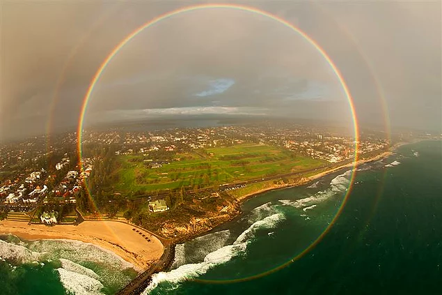 <p><strong>Rastlantı eseri bir uçakta fotoğrafı çekilen 360 derecelik gökkuşağı.</strong></p>

<p> </p>
