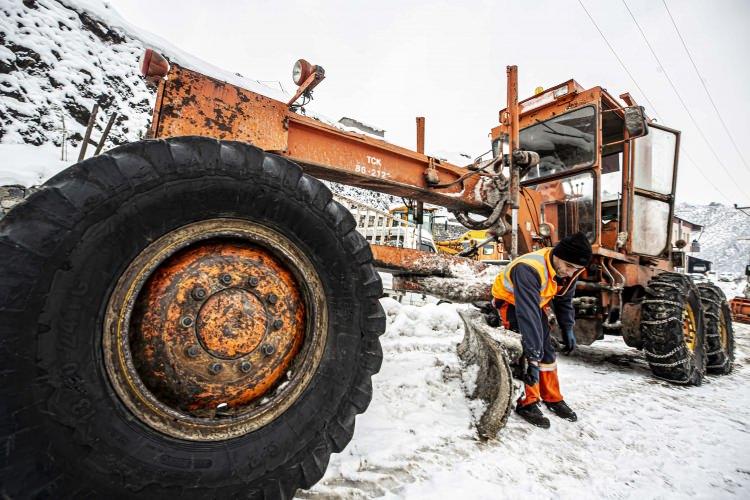 <p>Vatandaşlardan Cafer Katar, hep aynı güzergahı kullandığını belirterek, etkili olan kar ve tipi nedeniyle sürekli kapanan yolları açmak için ekiplerin mücadele ettiğini söyledi. </p>

<p>​</p>
