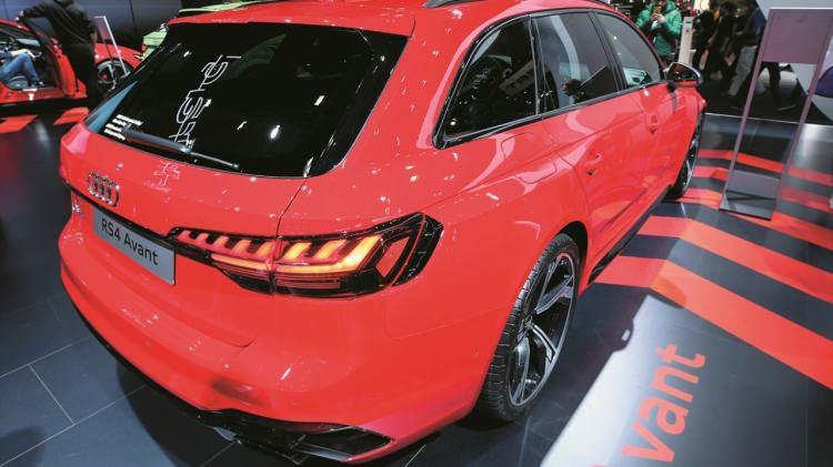<p>Fuarda Audi`nın RS4 Avant modeli de yer aldı.<br />
 </p>

