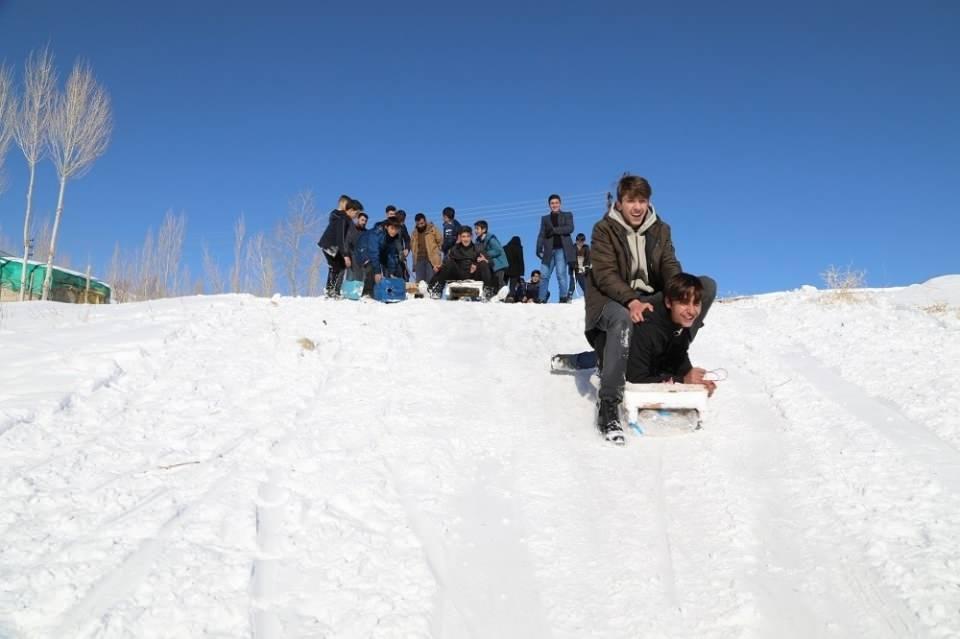<p>Aile büyüklerinin yardımıyla bidon, boru ve korniş kullanarak yaptıkları kızaklarla Yeni Mahalle’deki tepelere çıkan çocuklar, en hızlı şekilde aşağı inebilmek için birbirleriyle yarışıyor. </p>
