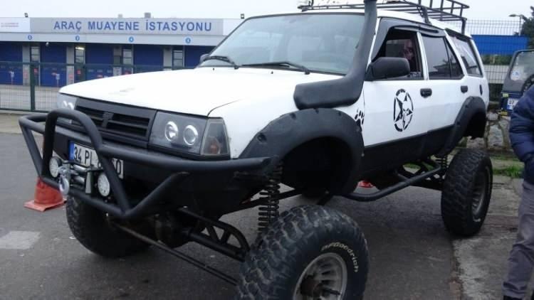 <p>Aracın değişim süreciyle ilgili konuşan Muhammed Taşçı, "Araç babamdan yadigardı, eşsiz bir şey yapmak istedim. Off-road sporuna merakım vardı. Aracımızı off-road haline çevirdim.</p>