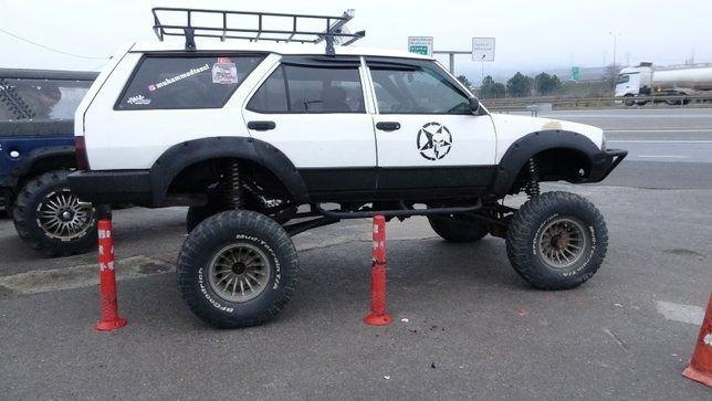 <p>Beğendiler aracı. Bu sefer de 4x4 yapalım dedik. Şu anda eşi benzeri olmayan bir hale getirdik. Sürekli off-roadlara çıkıyoruz. Bu otomobil olarak geçen bir araçtır.</p>