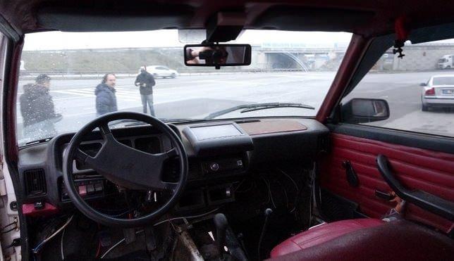 <p>Otomobil tutkunu gencin, 4x4 arazi aracına çevirdiği otomobille dağ yollarından off-road yaptığı anlar drone ile havadan görüntülendi.</p>