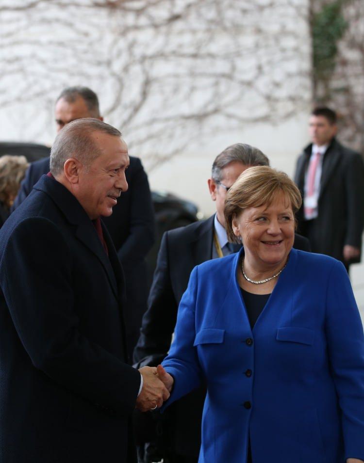 <p>Cumhurbaşkanı Recep Tayyip Erdoğan, Berlin'de düzenlen Libya Konferansında arka arkaya önemli görüşmeler gerçekleştirdi.</p>
