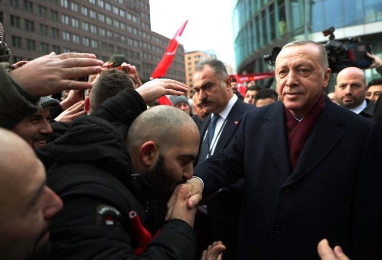 <p>Cumhurbaşkanı Recep Tayyip Erdoğan, Almanya’nın başkenti Berlin’de Türk vatandaşları tarafından sevgi gösterisiyle karşılandı.</p>