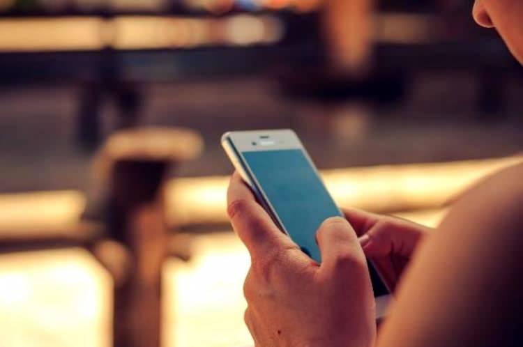 <p>Günümüzde sıklıkla meme kanserleri yaşanıyor, bunun en büyük nedenlerinden bir tanesi olarak görülen radyasyon ve cep telefonunun meme kanseri riskini arttırdığına dikkat çekiliyor.</p>
