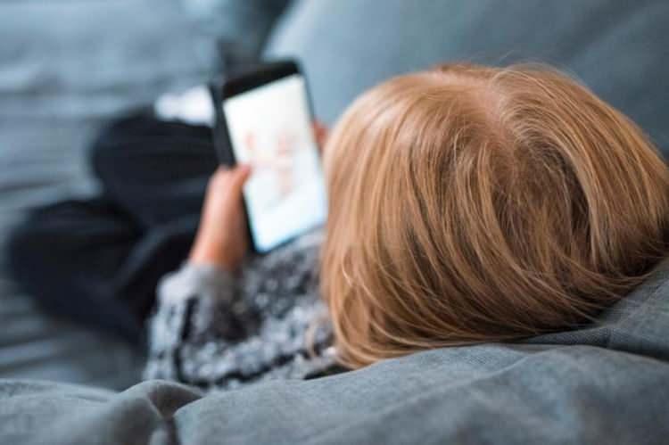 <p>Erkeklerde sperm hücrelerinin ölmesinin yanı sıra yavaşlayarak ilerleyen yıllarda öleceğine ve kısırlığın başlayacağına dikkat çeken tıp dünyası tüm erkekler üzerinde büyük bir etkiye sahip cep telefonunun sinir yaptığına da dikkat çekmiş durumdalar.</p>
