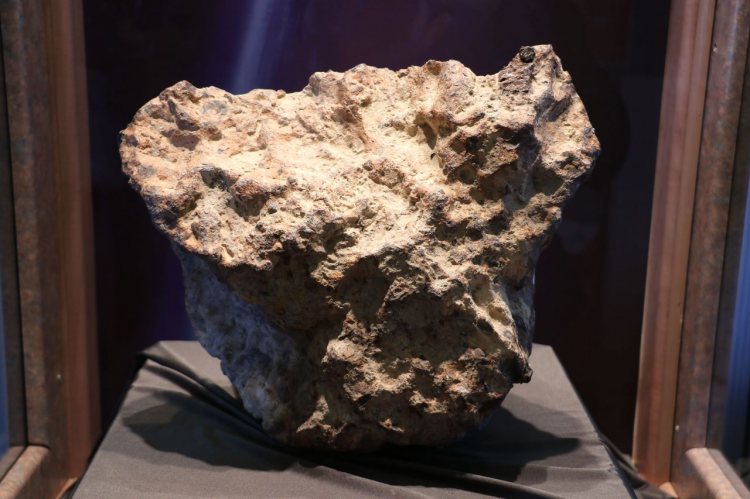 <p><strong>1 süreyle sergilenecek</strong></p>
<p>Ancak gök taşının ilçede ve Çorum’da merak konusu olması üzerine İl Kültür ve Turizm Müdürlüğü görevlileri Mutlu Yılmaz ile iletişime geçti. Göktaşının Çorum Müzesi’nde sergilenmesi istendi. Bunun üzerine Yılmaz, gök taşını 1 ay süreyle müzede sergilenmek üzere görevlilere teslim etti. Çorum Müzesi'nde hazırlanan özel bölümde gök taşı sergilenmeye başlandı.</p>