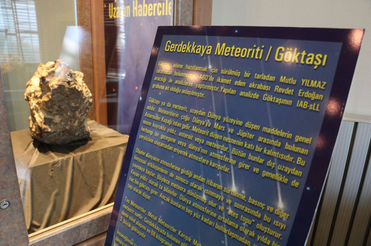 <p><strong>Türkiye'nin en büyük 3. göktaşı oldu</strong></p>
<p>Dünya literatürüne ‘Gerdekkaya’ ismiyle giren gök taşında 12 element bulunduğu Türkiye’nin en büyük üçüncü göktaşı olduğu belirtildi. En az 4 bin yıllık olduğu tahmin edilen göktaşı ile ilgili sergilendiği bölümde, 'uzayın habercileri' başlıklı bilgi metni de hazırlandı.</p>