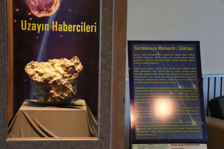 <p>Veri tabanına işlendi. Taşın sergilenmesi için bize talep gelince biz de müze görevlilerimize vermeye karar verdik. 1 ay süreyle sergilenecek ziyaretçi sayısı çok olursa daha fazla da kalabilir. Bizim için en güvenli yer müze tabii. Göktaşını satmak istiyoruz yurt dışından talep var ama benim önceliğim yurt dışı değil yurt içinde kalması. İnşallah yurt içinden bir alıcı çıkar ve değerlendiririz. Ben ülkemizde kalmasını isterim" diye konuştu.</p>
