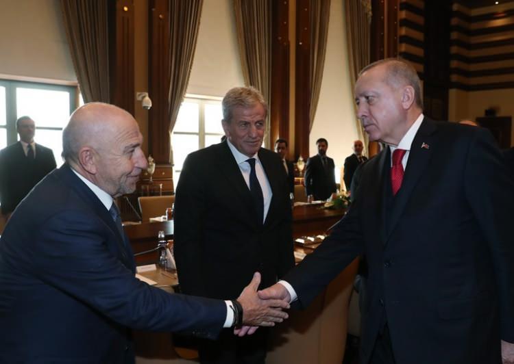 <p>Cumhurbaşkanı Recep Tayyip Erdoğan, Süper Lig’de mücadele eden 18 takımın başkan ve yöneticilerinden oluşan Kulüpler Birliği heyetini kabul etti.</p>
