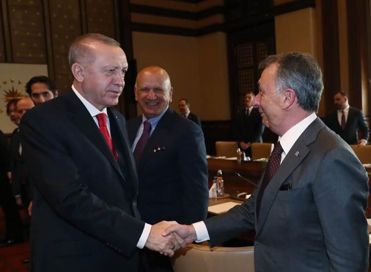<p>Kabulde, Gençlik ve Spor Bakanı Mehmet Muharrem Kasapoğlu, Türkiye Futbol Federasyonu Başkanı Nihat Özdemir, Kulüpler Birliği Vakfı Başkanı Mehmet Sepil ile Süper Lig kulüplerinin başkanları yer aldı.</p>