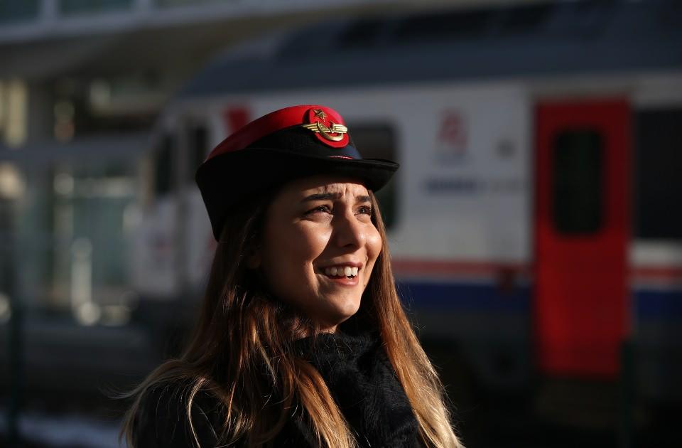 <p><strong>"Demir yolu sevgim küçük yaşlarda başladı"</strong></p>

<p>Fadime Döngel, AA muhabirine yaptığı açıklamada, bir demir yolu kenti olan Eskişehir'de hemen hemen herkesin tren yolculuğunu tercih ettiğini söyledi.</p>

