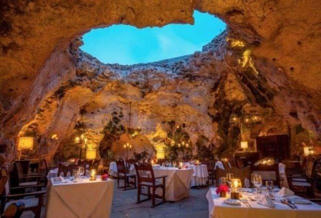 <p><strong>Ali Barbour’s Cave Restaurant (KENYA)</strong><br />
 </p>
