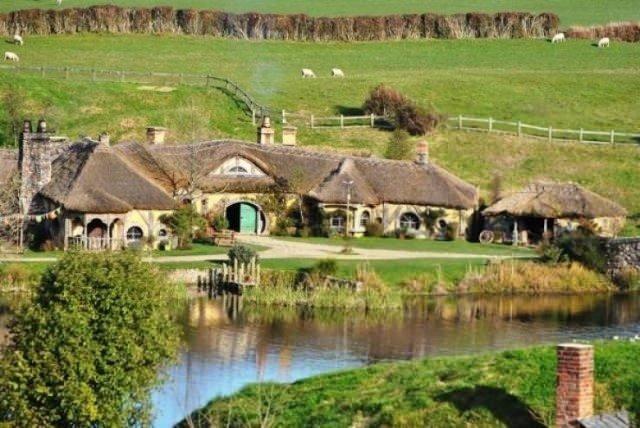 <p><strong>The Green Dragon Pub In Hobbiton (YENİ ZELANDA)</strong></p>