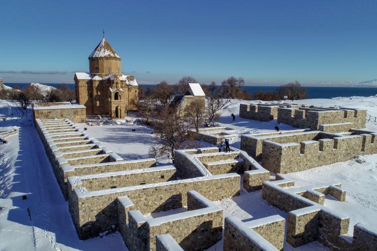 <p>Fotoğraf tutkunları için eşsiz bir mekan. İlkbaharda badem ağaçlarının açan çiçekleriyle şenlenen ada bu mevsimde de beyaza bürünüyor. Çok etkileyici."</p>
