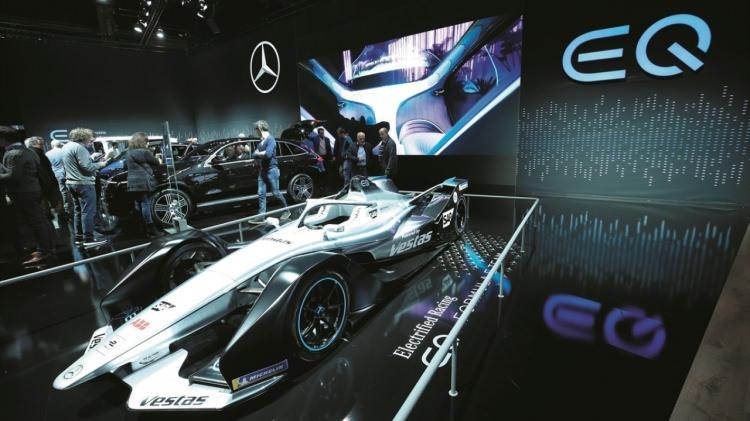 <p>Fuarda Mercedes`ın Elektrikli yarış arabası EQ modeli de yer aldı.<br />
 </p>
