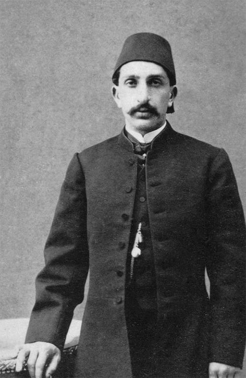 <p><strong>II. ABDÜLHAMİD</strong></p>
<p>Marangozdu. Bu meslekteki inceliği ve tasarımı rakipsizdi. Ayrıca kakmacılık ve süsleme sanatıyla da uğraşmıştı. Amerika'da açılan bir dünya sergisinde marangozluk ve doğramacılık dalında birincilik almıştır.</p>