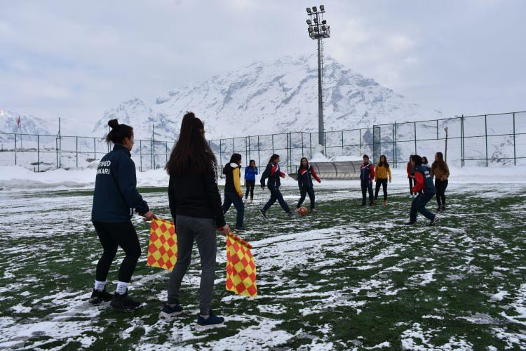 <p>- Tekçe: "Ön yargıları kırmak istedik"</p>

<p>Hakemlik kursuna katılan isimlerden spor lisesi öğrencisi Heybe Tekçe, AA muhabirine yaptığı açıklamada, daha önce farklı branşlarla uğraştığını söyledi. </p>

<p>Sekiz yıldır sporla yakından ilgilendiğini belirten Tekçe, "Kursa başlarken biraz tedirgin olmuştum ama Çınar hoca sağ olsun, bizi buna teşvik etti. Onu örnek aldık, ona özendik. Onu gördükçe biz de heveslendik. Bize ablalık yaptı, bu mesleği tanıttı. Bu işi yaparak ön yargıları da kırdık." dedi.</p>

<p>Kursiyerlerden Sema Zirek ise sporun içinden gelen bir ailede büyüdüğünü aktararak, "9 gün süren eğitimi daha sonra uygulamaya döktük. Hakkari'de hava soğuk oluyor. Saha zemini karlı. Ona rağmen antrenmanlarımıza aksatmadan devam ediyoruz. Biz 'Kadının sahada ne işi var?' tabirini yıkmak ve kadının istediği sürece her yerde başarılı olabileceğini göstermek için çalışıyoruz. Biz bu işe gönül verdik, başarıncaya kadar gitmek istiyoruz." ifadelerini kullandı.</p>
