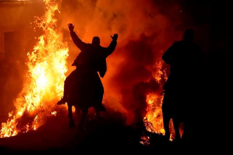 <p>Kilisedeki ayin ve ardından rahip tarafından atların kutsanmasıyla başlayan etkinlikler kapsamında, kasabanın farklı noktalarında yakılan ateşlerin üzerinden atlar yürütülüyor.</p>