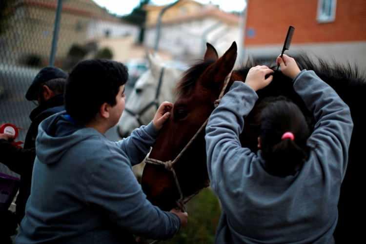 <p>Hayvan hakları dernekleri, atların sadece duman arasından geçirilmesini, ateş üzerinde yürütülmemesi yönünde çağrılar yapsa da kasaba halkı atların en iyi şekilde korunduğunu savunuyor.</p>
