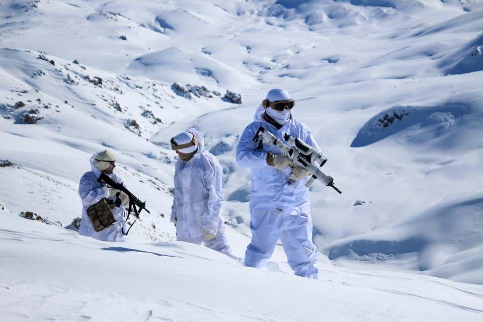 <p>Operasyonu yöneten Van İl Jandarma Komutanı Tuğgeneral Yüksel Yiğit, son terörist etkisiz hale getirilene kadar operasyonlarını kararlılıkla devam edeceğini belirterek, Jandarma Komando Timleri’ne moral verdi.</p>