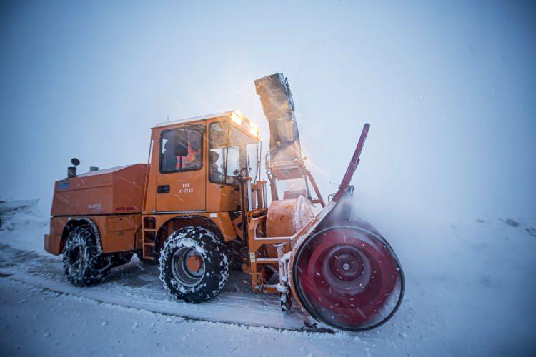 <p>Karayolları ekipleri, kış aylarında kar esaretinden dolayı vatandaşların mağduriyet yaşamaması ve bölgede ulaşımın kesintisiz sürmesi için 24 saat kar nöbetinde.</p>
