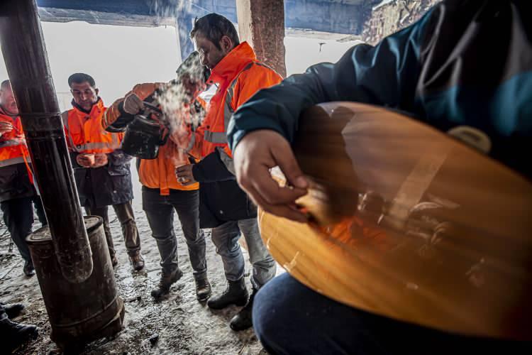 <p> Sazı ve türküleriyle ekiplerin yüreğini ısıtıyor</p>

<p>Belediye Başkan Yardımcısı Gazi Yıldırım da geçmişte bölgede yolların aylarca kapalı kaldığını belirterek, artık ekiplerin etkin mücadelesi ile yolların hızla ulaşıma açıldığını söyledi.</p>
