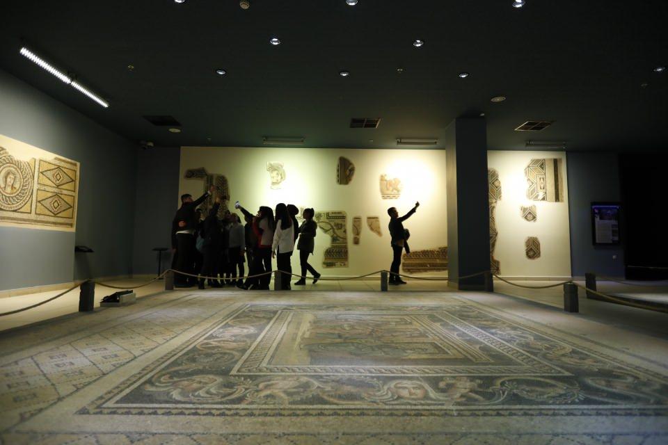 <p>AA muhabirinin, İl Kültür ve Turizm Müdürlüğü verilerinden derlediği bilgiye göre, resmi açılışı 9 Eylül 2011'de yapılan, 25 bini kapalı 30 bin metrekarelik alana kurulu Zeugma Mozaik Müzesi, Gaziantep'te yerli ve yabancı turistlerin en çok ziyaret ettiği mekanların başında yer alıyor.</p>
