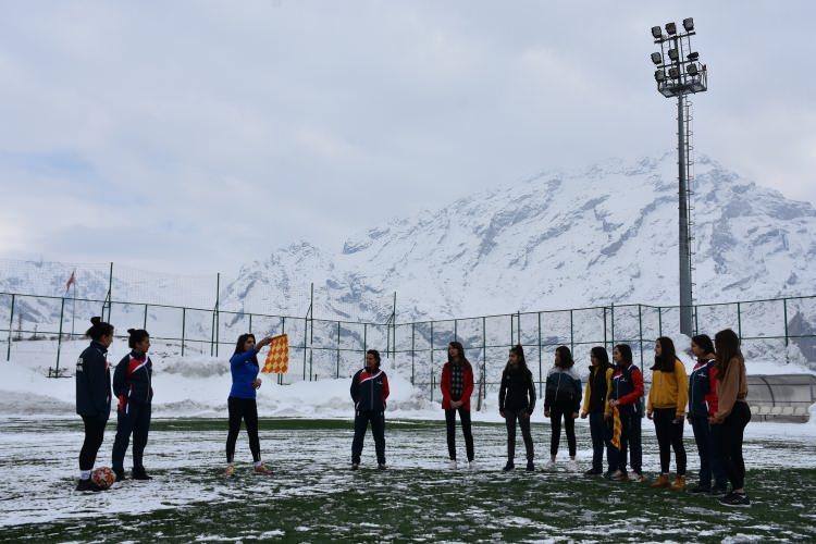 <p>Hakem Çınar Çiftçi'den etkilenerek futbol hakemliğine merak salan kızlar, gelecekte sahada düdük çalabilme hayaliyle eğitimlerine devam ediyor.</p>
